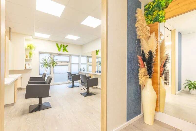 Bedienplätze vor großen Fenstern, an der Wand der grüne VK-Schriftzug