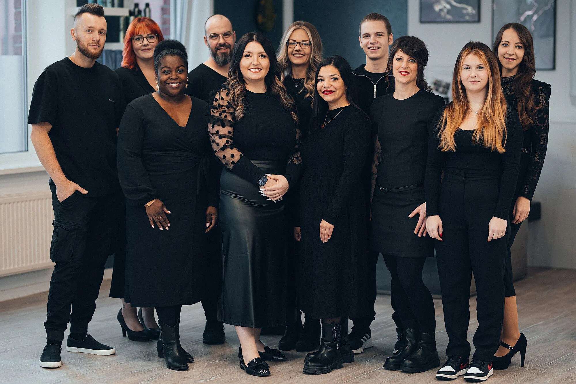 Das Team des Friseur-Team VK in schwarzer Kleidung im Salon